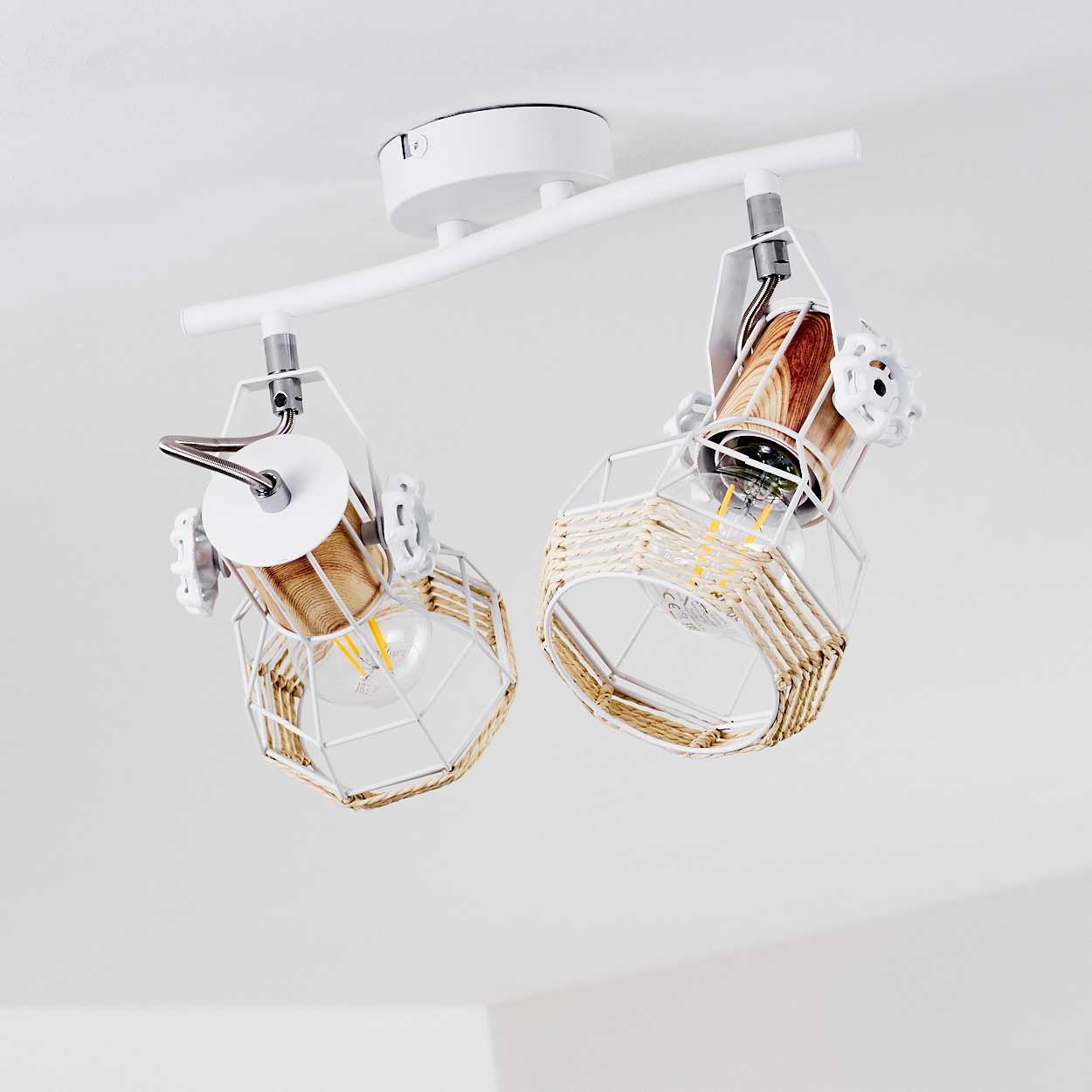 Zwei weiße Lampen mit Drahtkäfigen und Holzdetails auf einer Schiene.