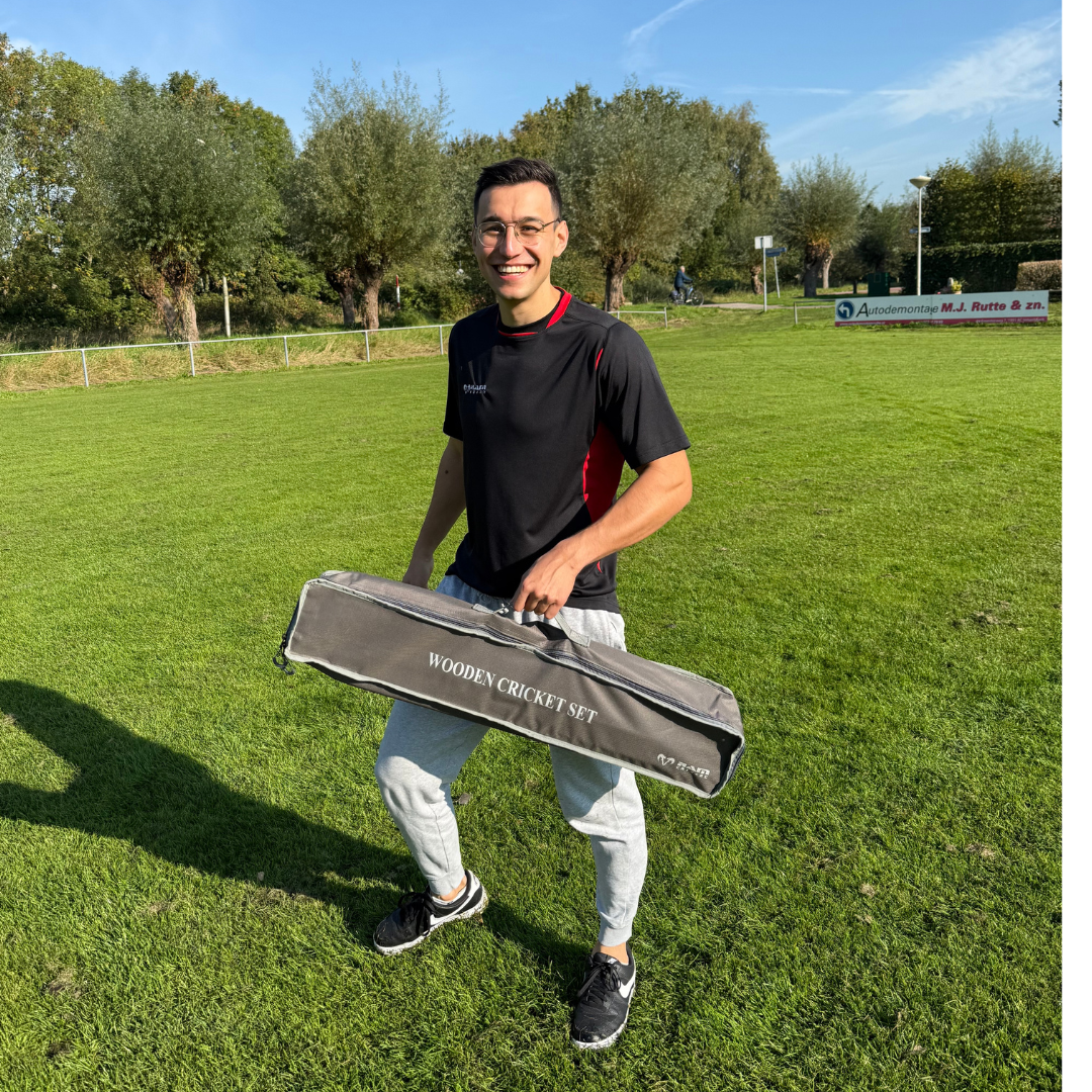 Ein Mann in Sportkleidung trägt eine Tasche mit der Aufschrift 
