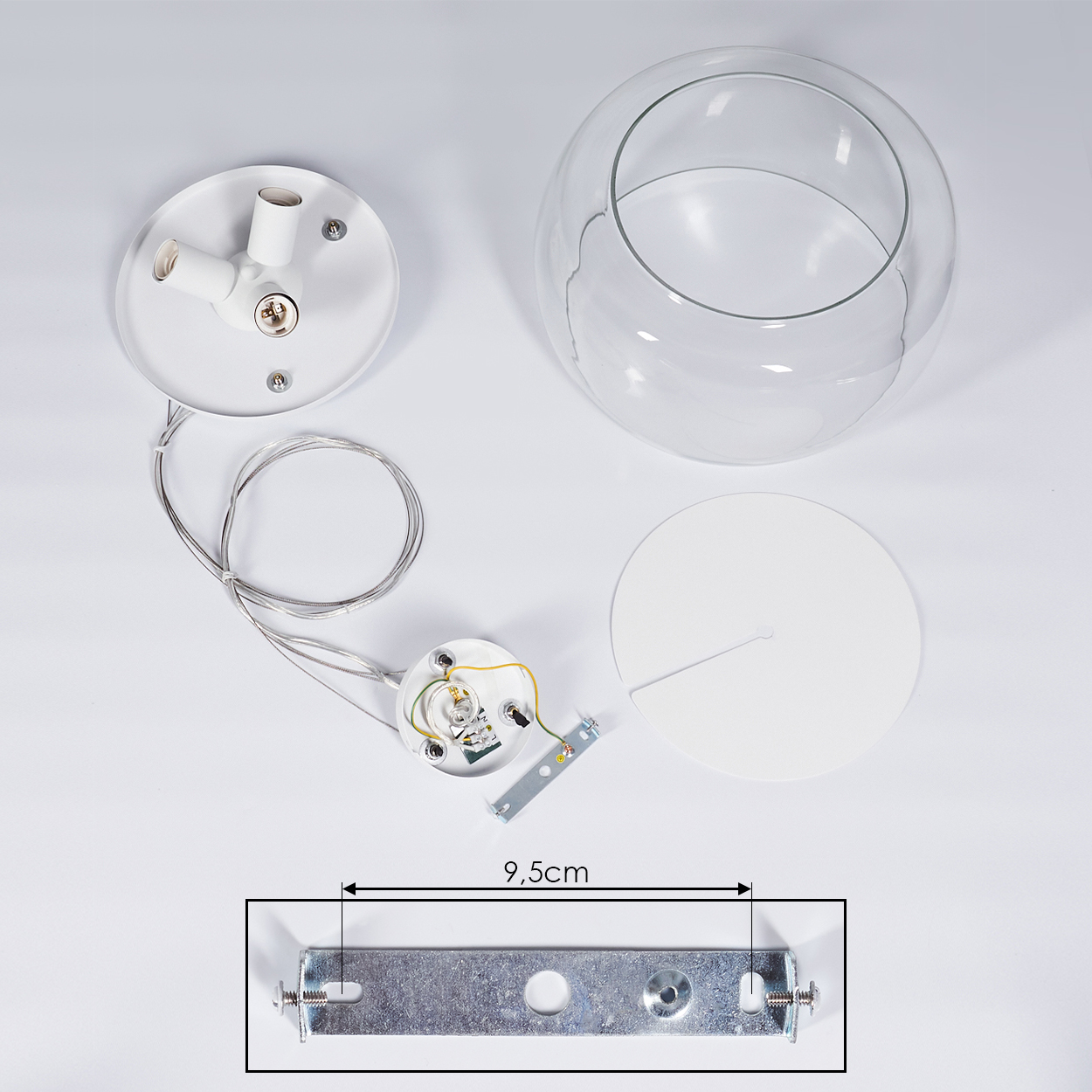 Deckenleuchten-Teile: weißer Baldachin mit Fassung, Kabel, Glas-Schirm, weißer Teller.