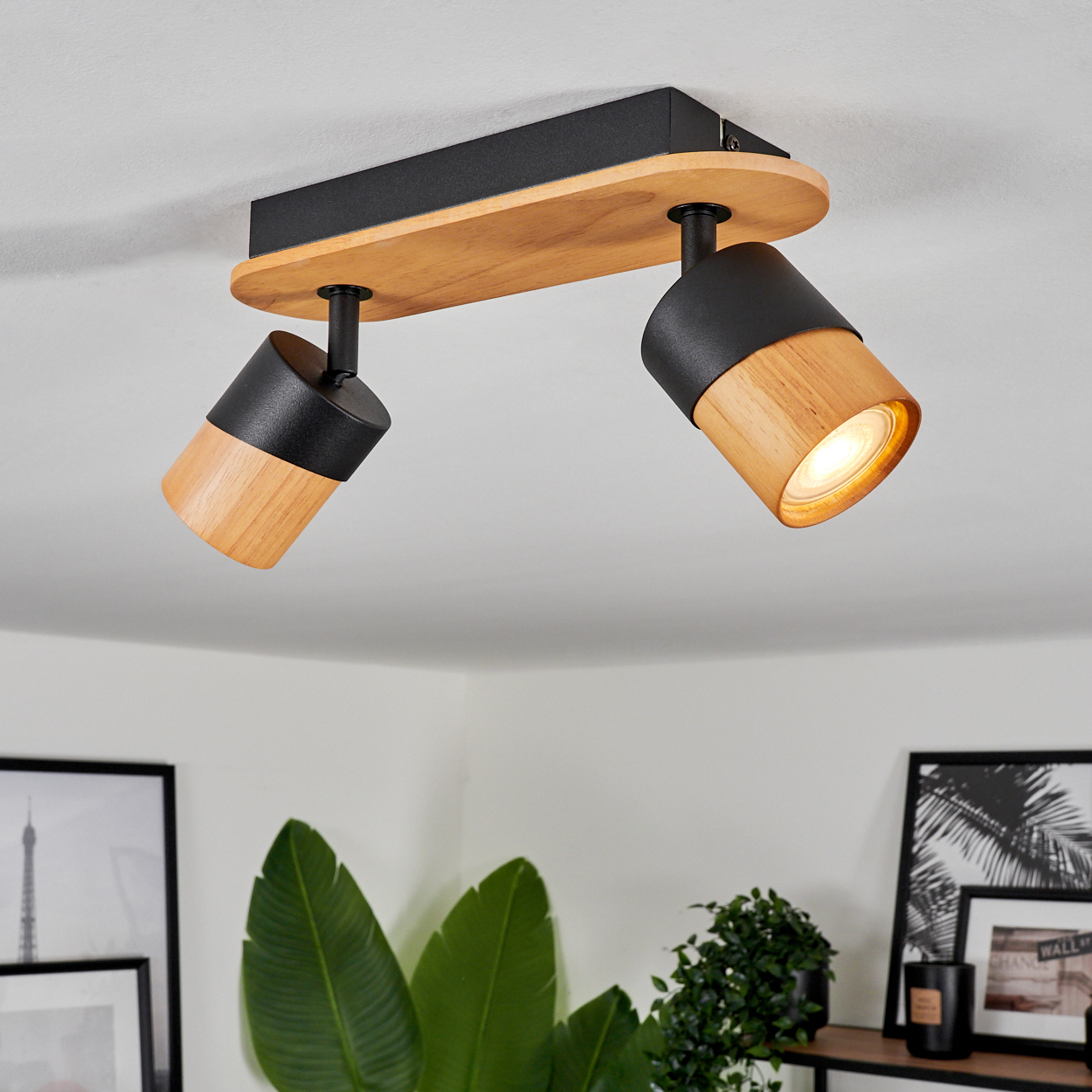 Deckenleuchte mit Holz und schwarzen Elementen, zwei verstellbare Spots.