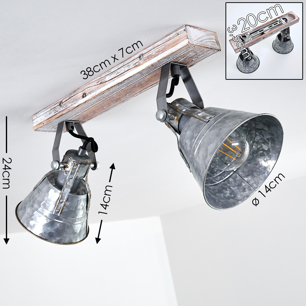 Deckenleuchte mit Holzbalken und zwei Metalllampenschirmen.