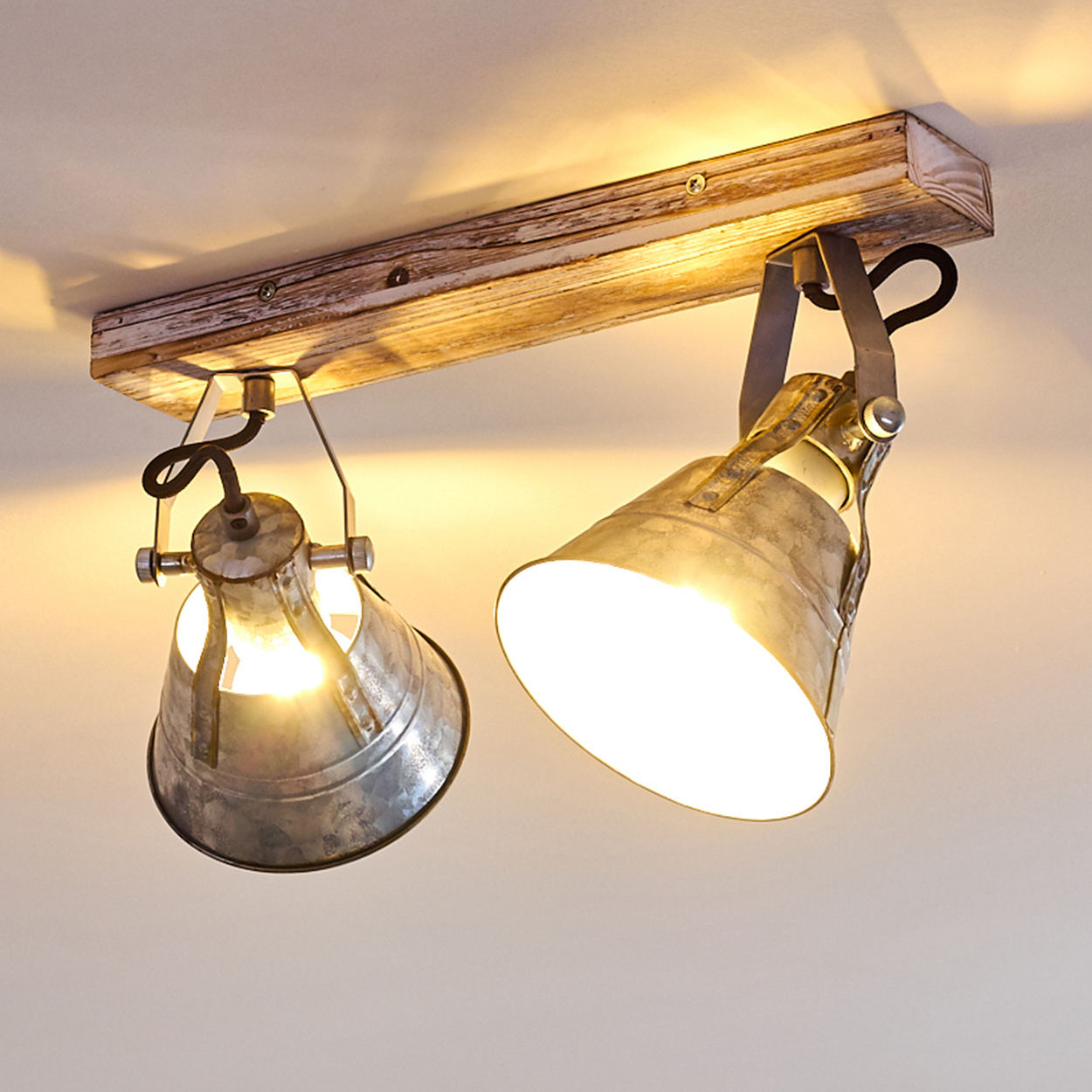 Deckenleuchte mit Holzträger und zwei verstellbaren Metallspots.