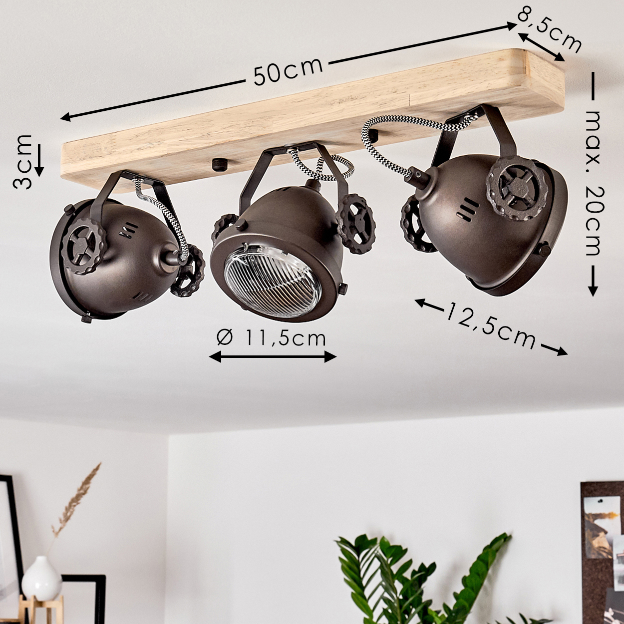 Deckenleuchte mit drei braunen Spots an Holzleiste, Maße markiert.