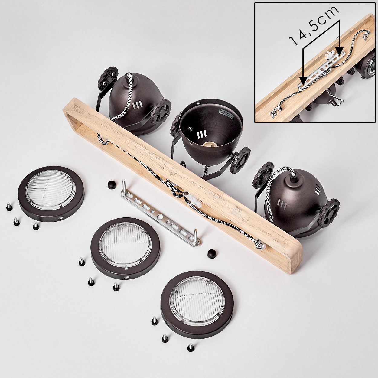 Teile einer Lampe: Holzsockel, Lampenschirme, Gläser und Schrauben.