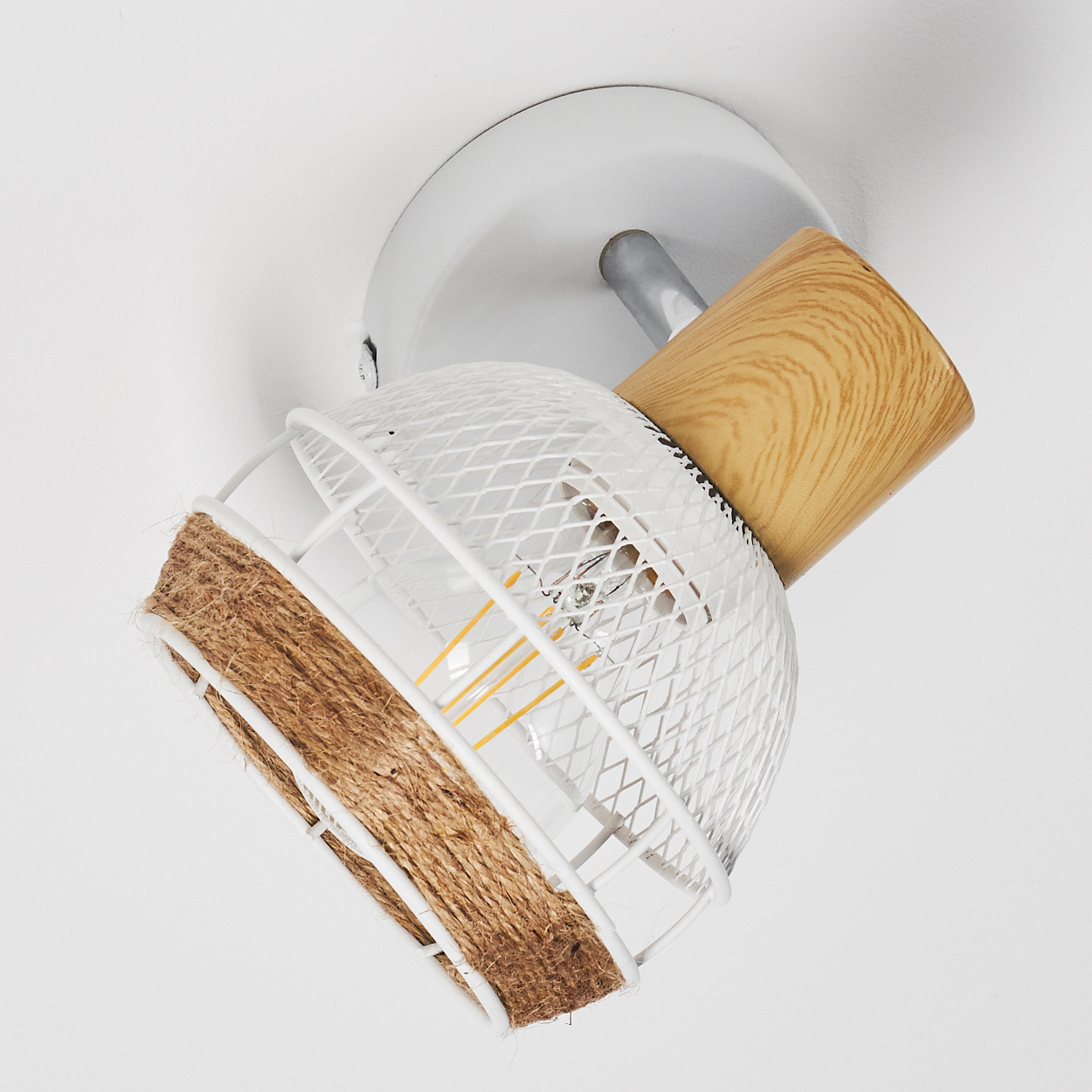 Weiße Drahtlampe mit Holzdetail und Seilwicklung an einer weißen Decke.