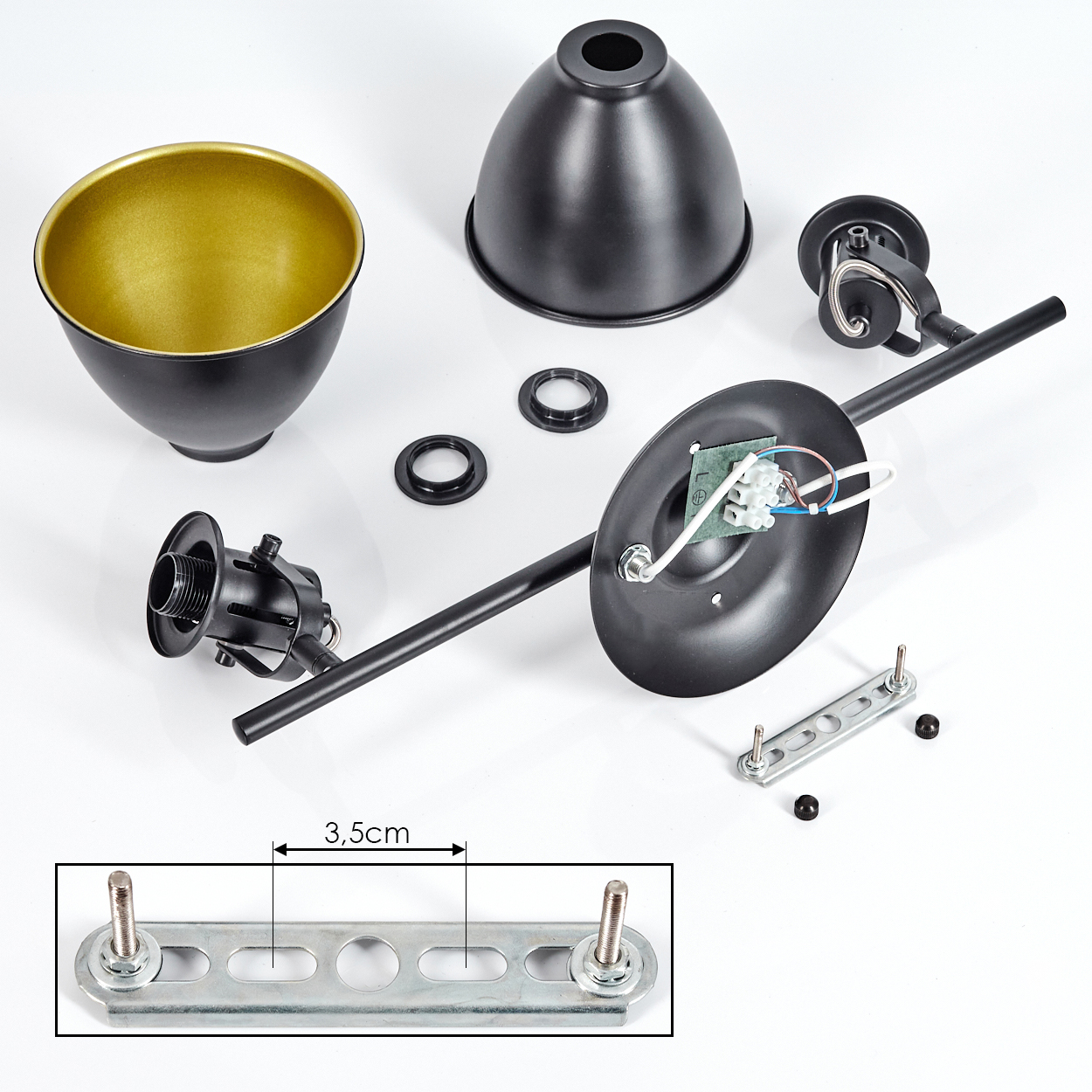 Teile einer schwarzen Lampe mit goldener Innenseite, darunter Lampenschirme.