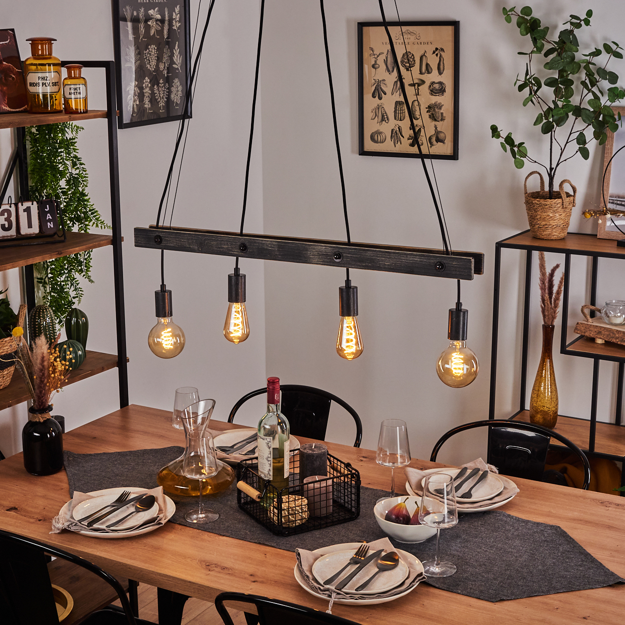 Holztisch mit gedeckten Tellern, Weinglas, Karaffe und Lampe.