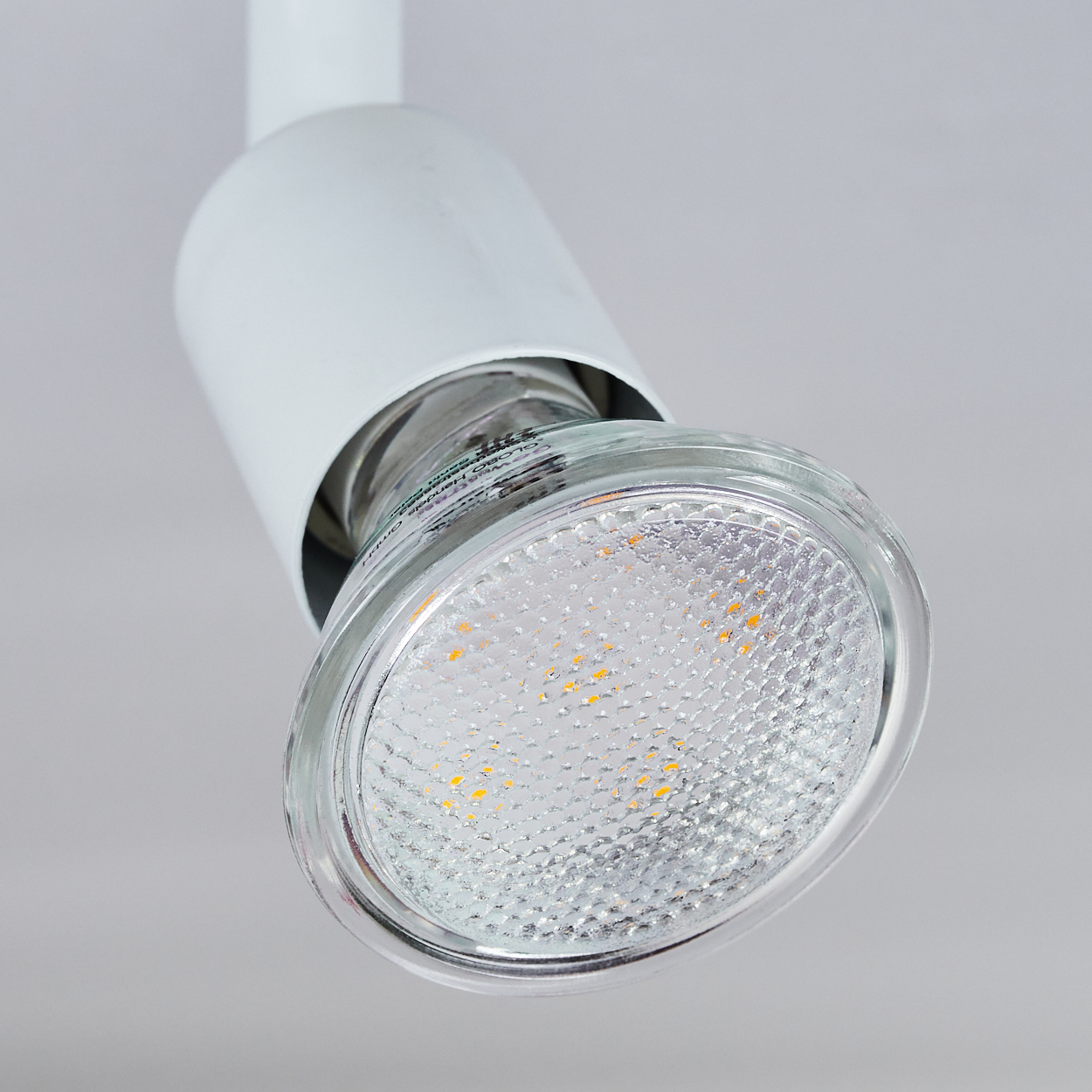 Nahaufnahme einer weißen Lampe mit sichtbaren LEDs und Glasabdeckung.