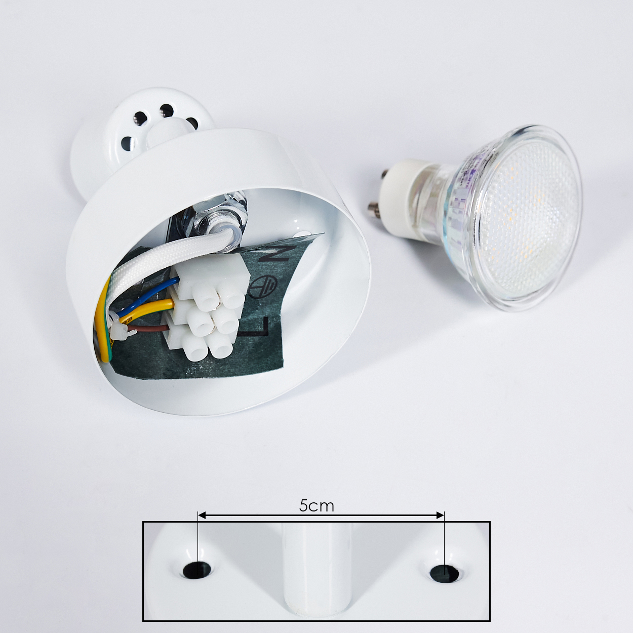 Ein weißer Lampenfuß mit offenliegenden Kabeln und eine LED-Glühbirne.