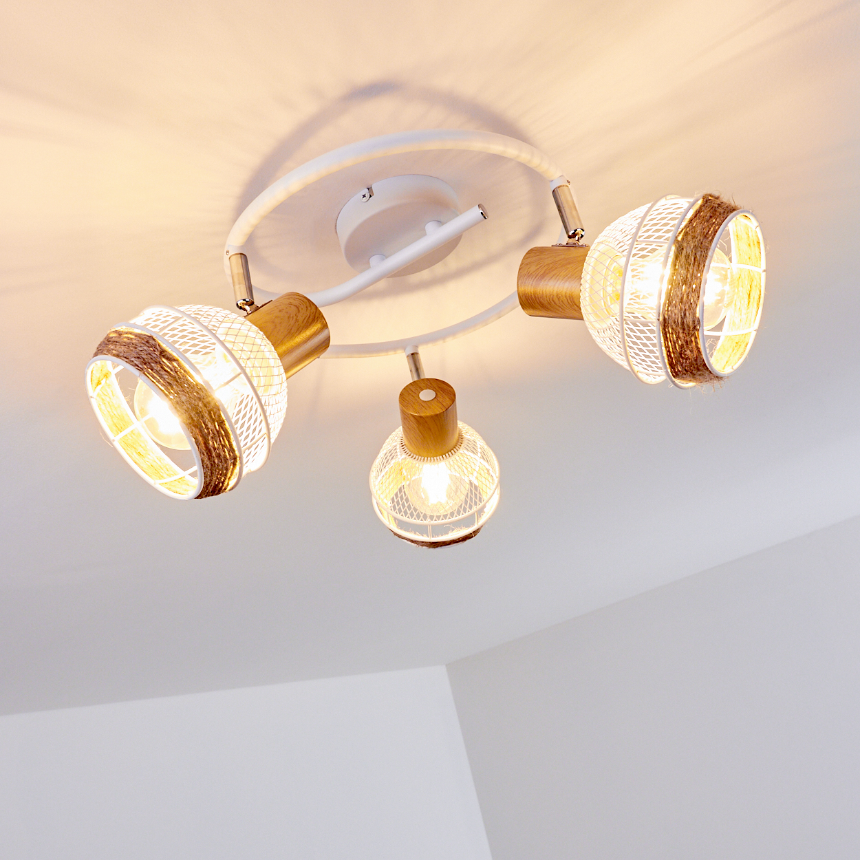 Deckenleuchte mit drei verstellbaren Spotlights, Holz und Drahtgeflecht-Schirmen.