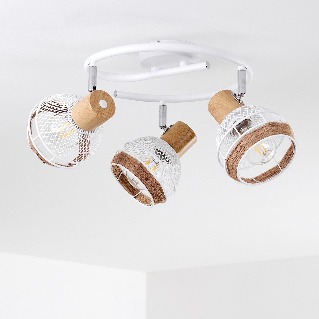Deckenleuchte mit drei weißen Körben, Holzdetails und braunem Seil.