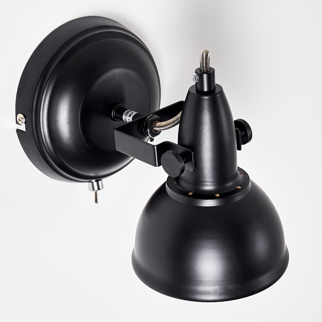 Eine schwarze Wandleuchte mit verstellbarem Arm und Lampenschirm.