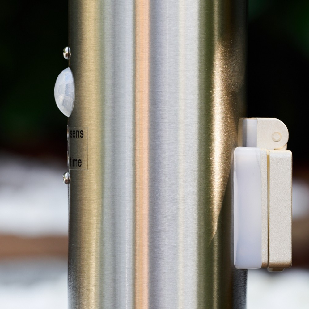 Ein runder Metallmast mit einem Bewegungssensor und einem Lichtmodul.