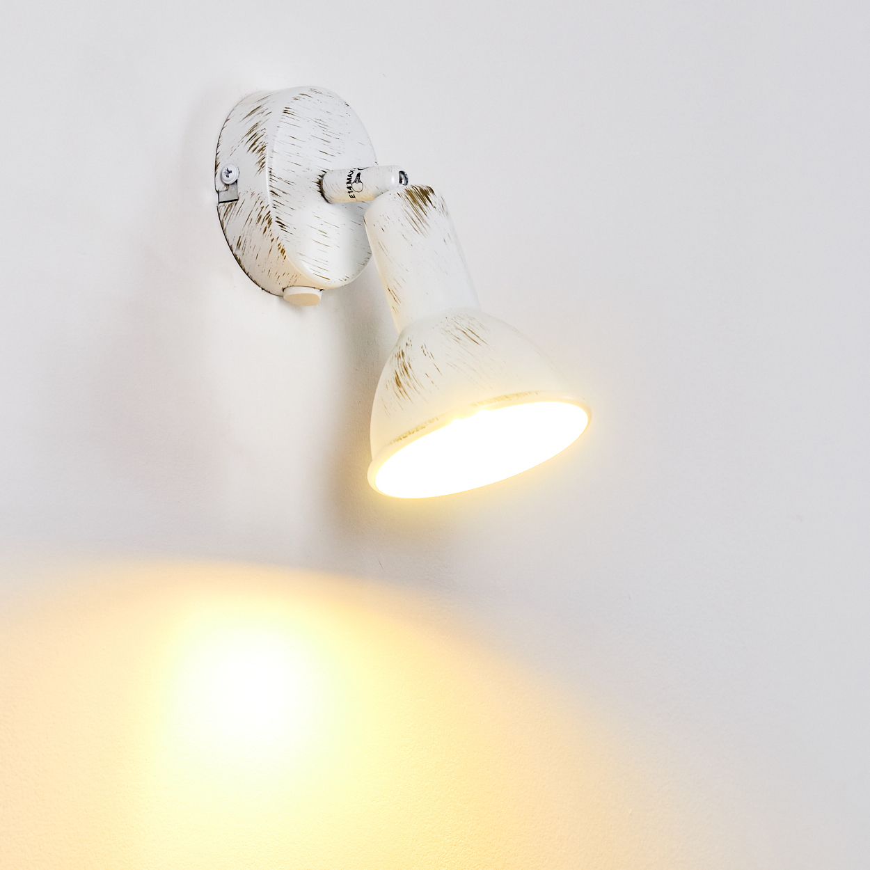 Eine weiße Wandleuchte mit verstellbarem Arm und beleuchtetem Schirm.
