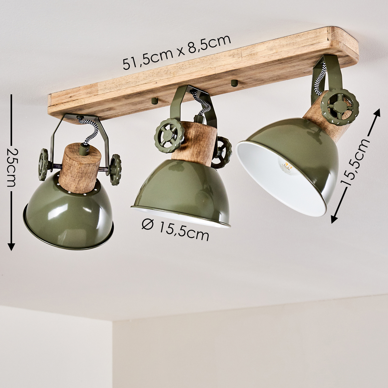 Eine Deckenleuchte mit drei grünen Lampenschirmen aus Metall und Holz.