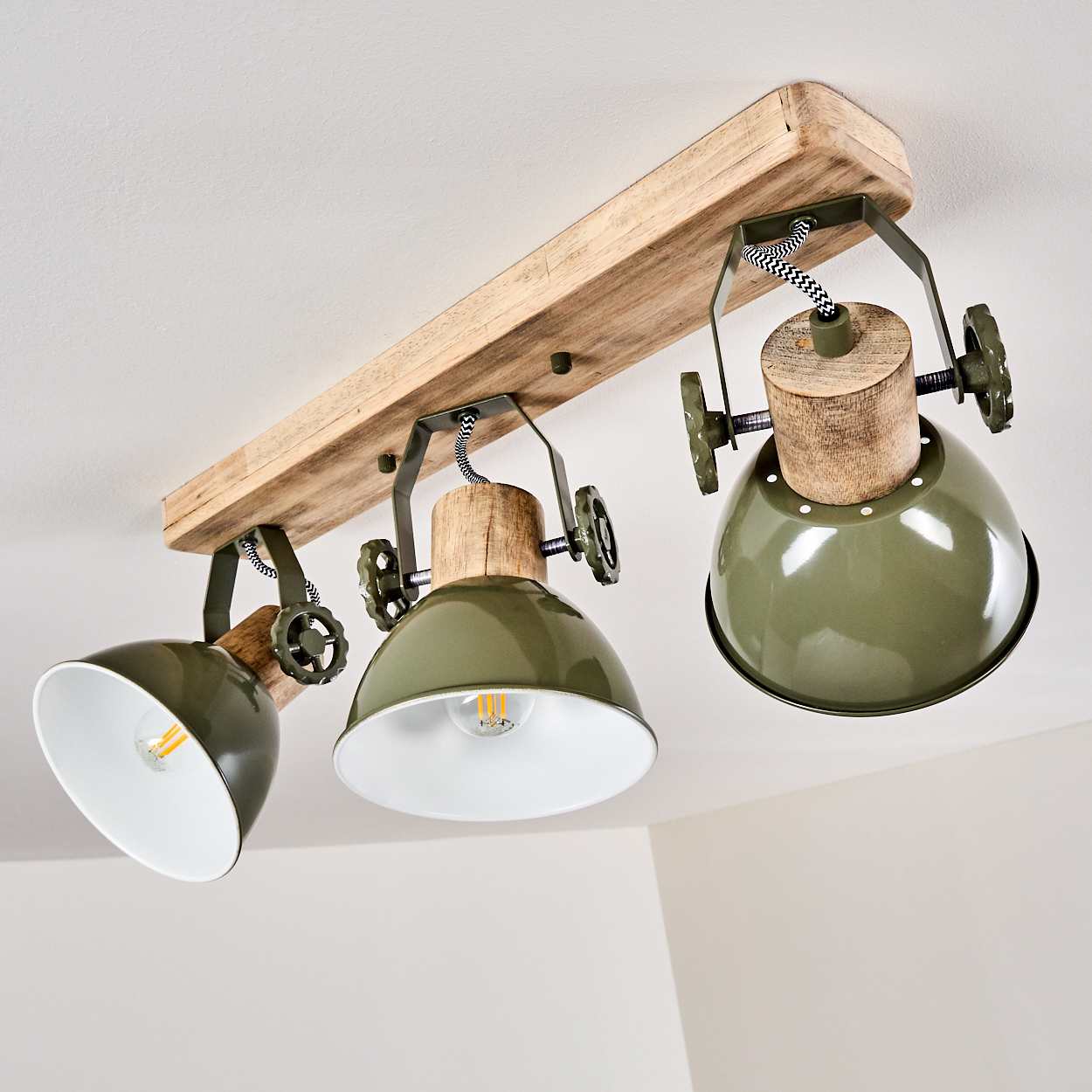 Deckenleuchte mit Holzsockel und drei grünen Lampenschirmen im Industrial-Look.