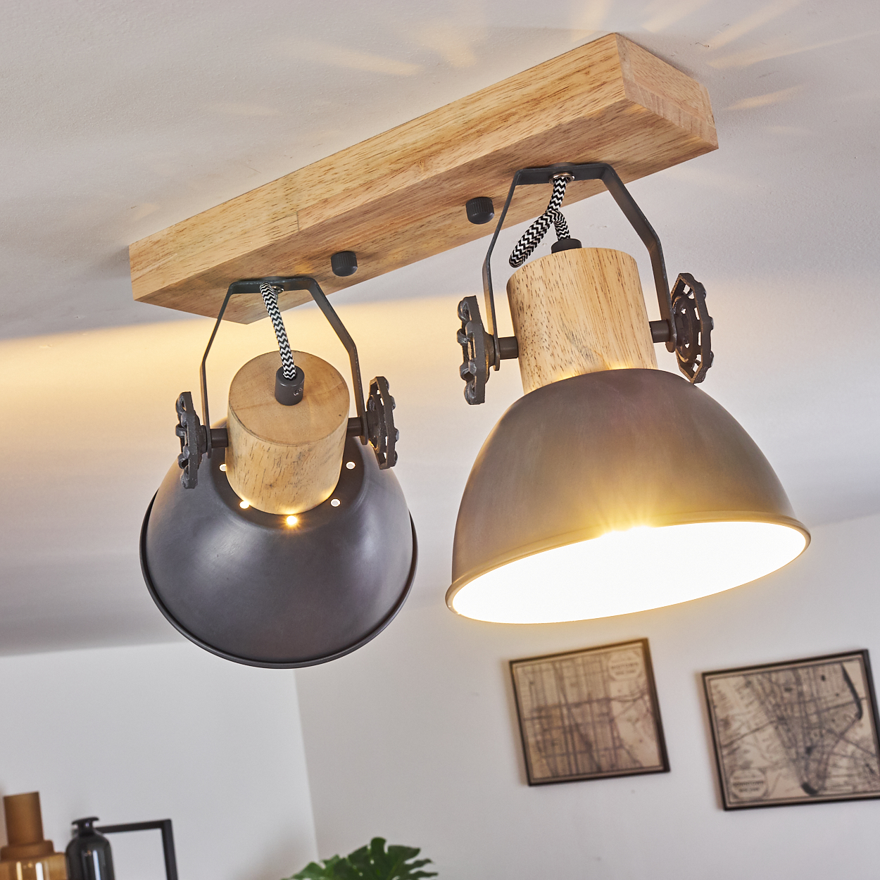 Zwei industrielle Deckenleuchten mit Holz und Metall, an einer Holzbalkenmontage.
