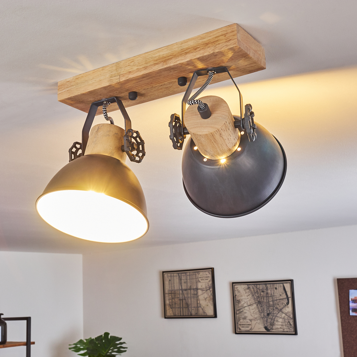 Zwei Pendelleuchten mit Holzträger, Messing und dunklem Metallschirm.