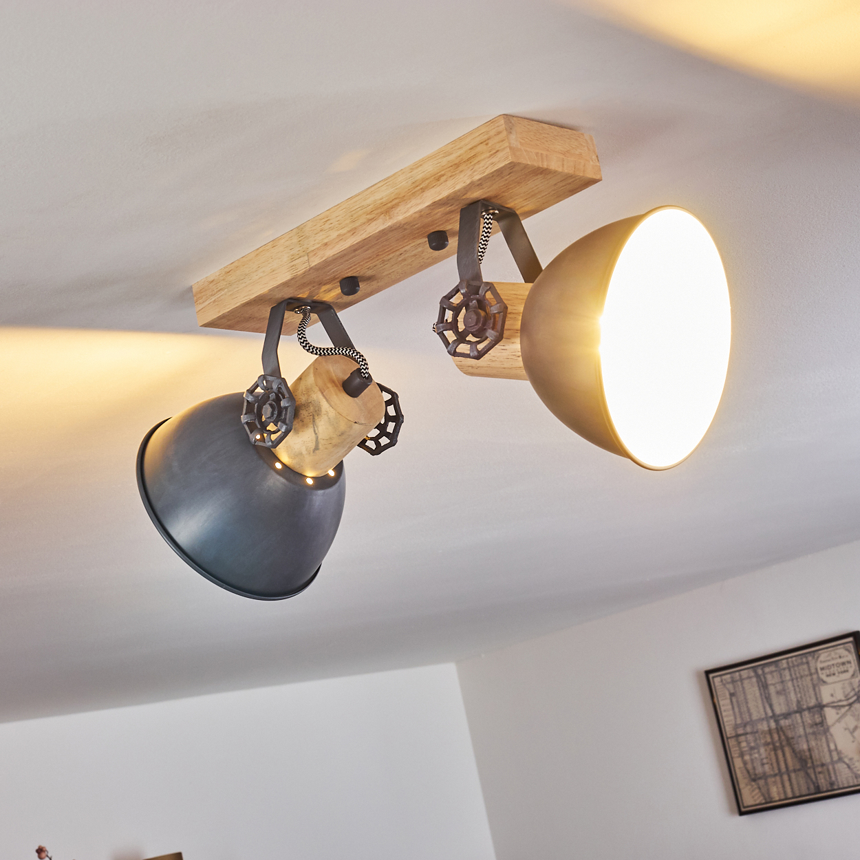 Eine rustikale Deckenleuchte mit Holzbasis und zwei dunklen Metallschirmen.