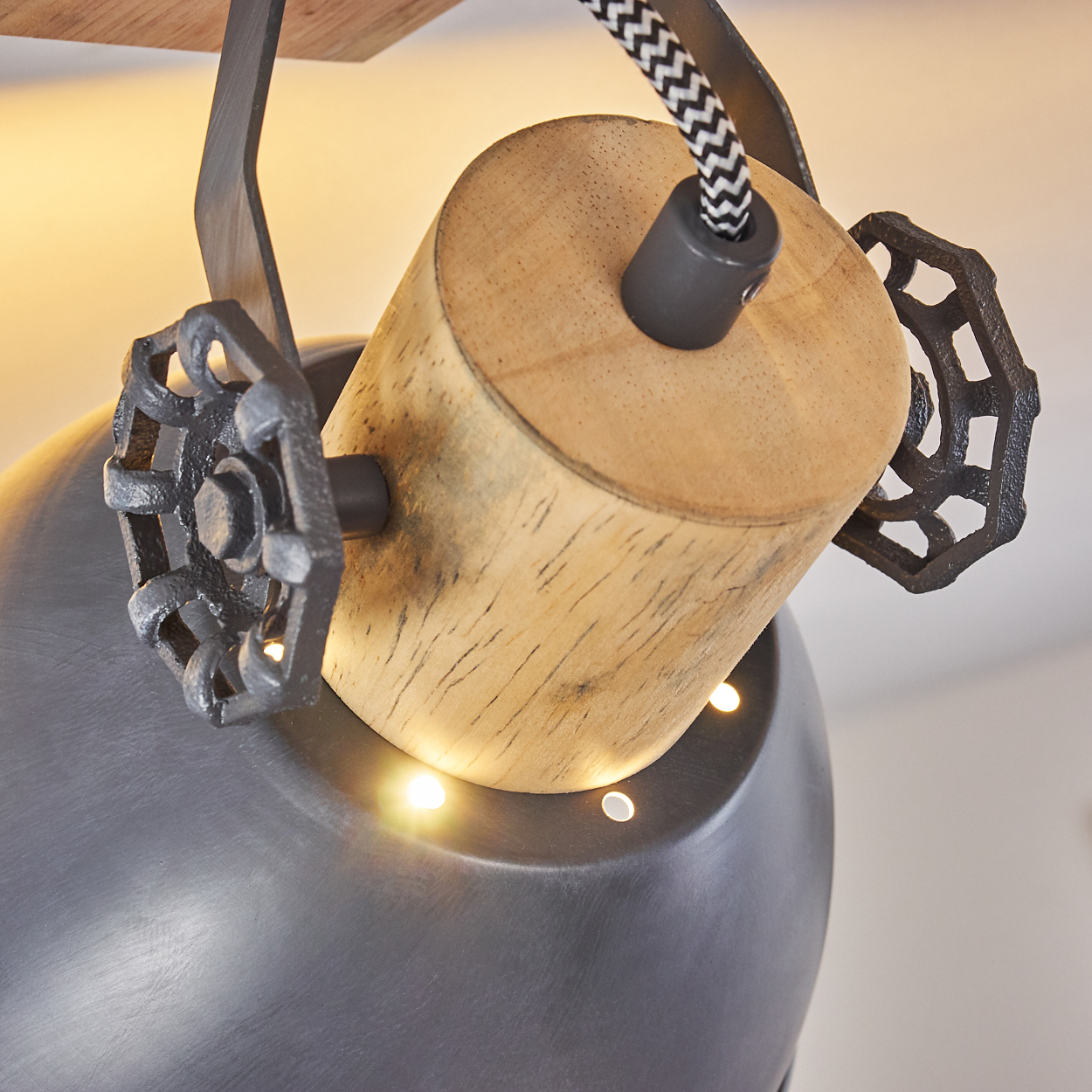 Moderne Lampe mit Holz- und Metallteilen, schwarz-weißer Kordel.