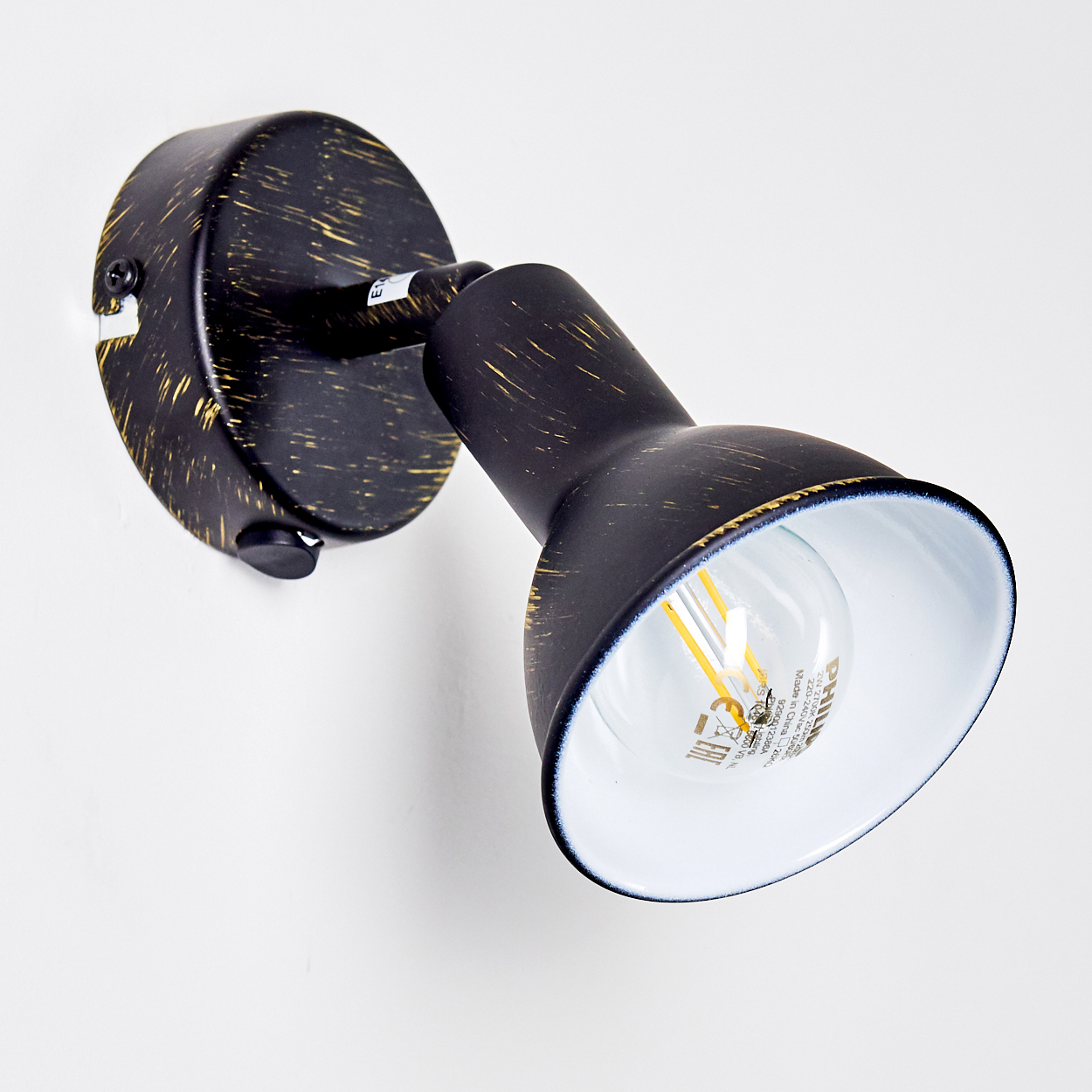 Eine schwarze Wandleuchte mit goldfarbenen Sprenkeln und einem verstellbaren Lampenschirm.