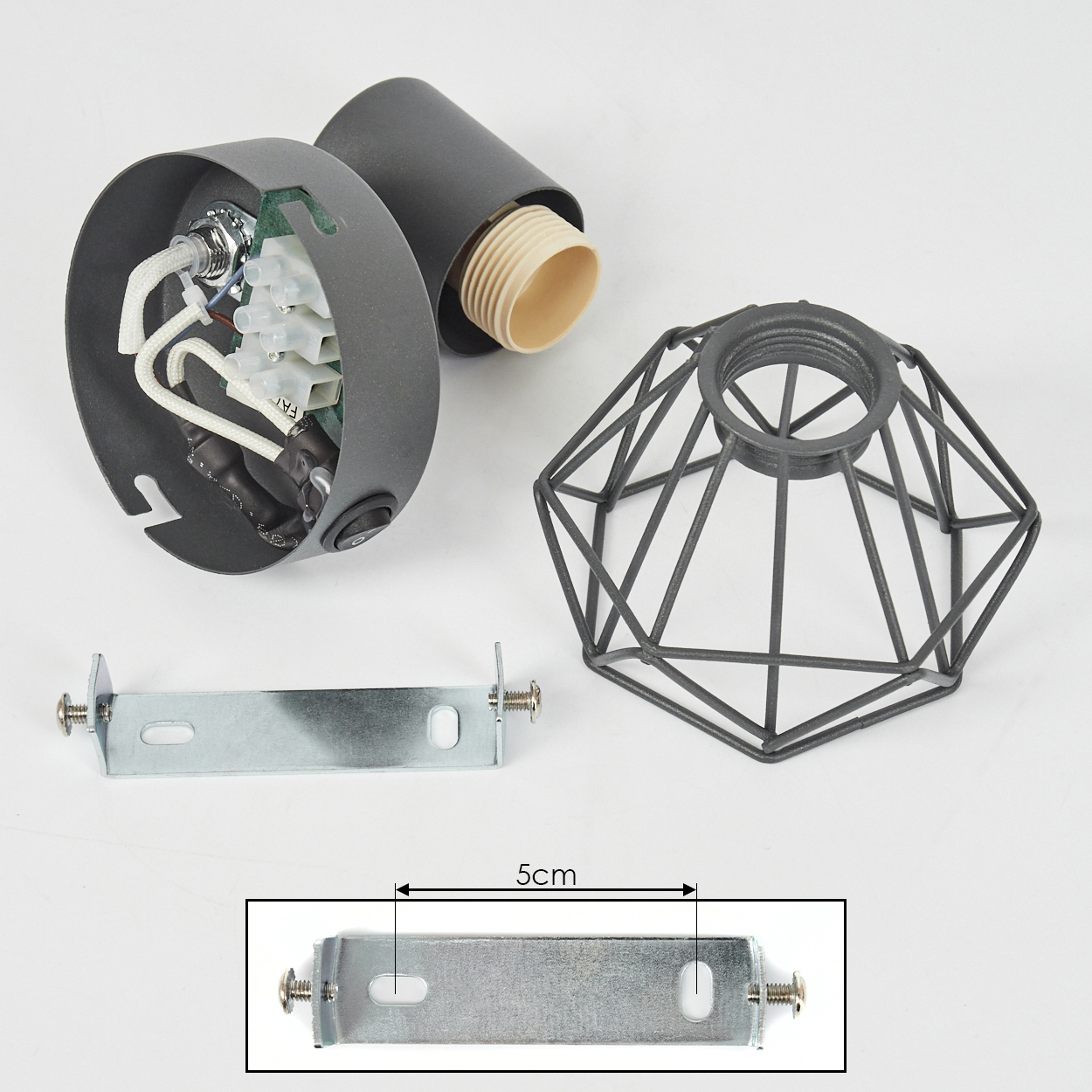 Teile einer Lampe: Gehäuse, Drahtkorb, Montageplatte. Graue Farbe.