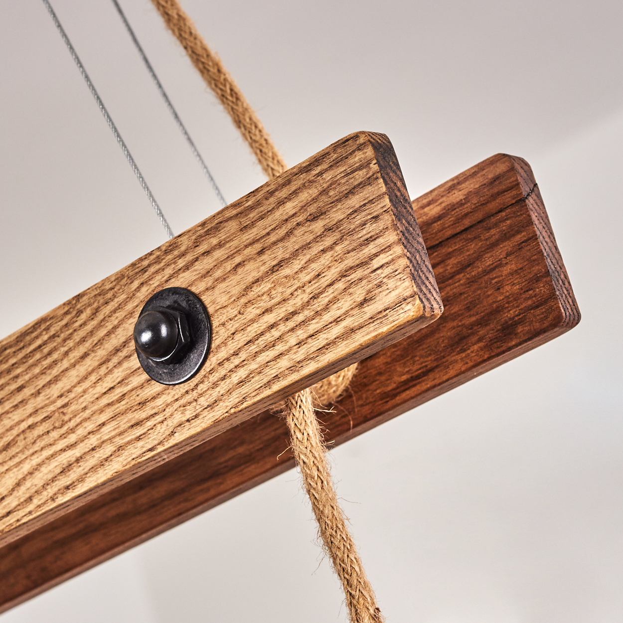 Holzbalken mit Seil und Metallschraube, nahaufnahme.