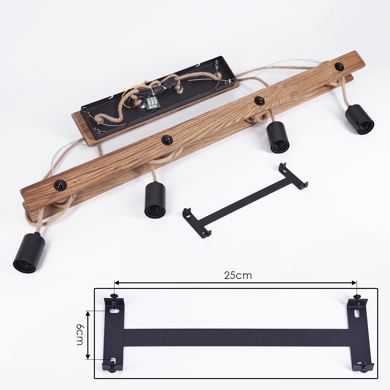 Holz-Pendelleuchte mit Seilaufhängung und vier schwarzen Fassungen.