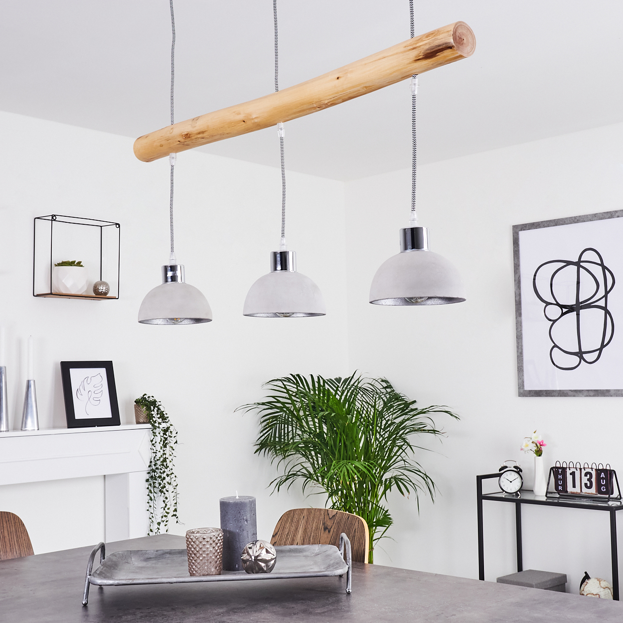 Ein moderner Essbereich mit einer Pendelleuchte mit Holzbalken, Betonlampen und Pflanzen.