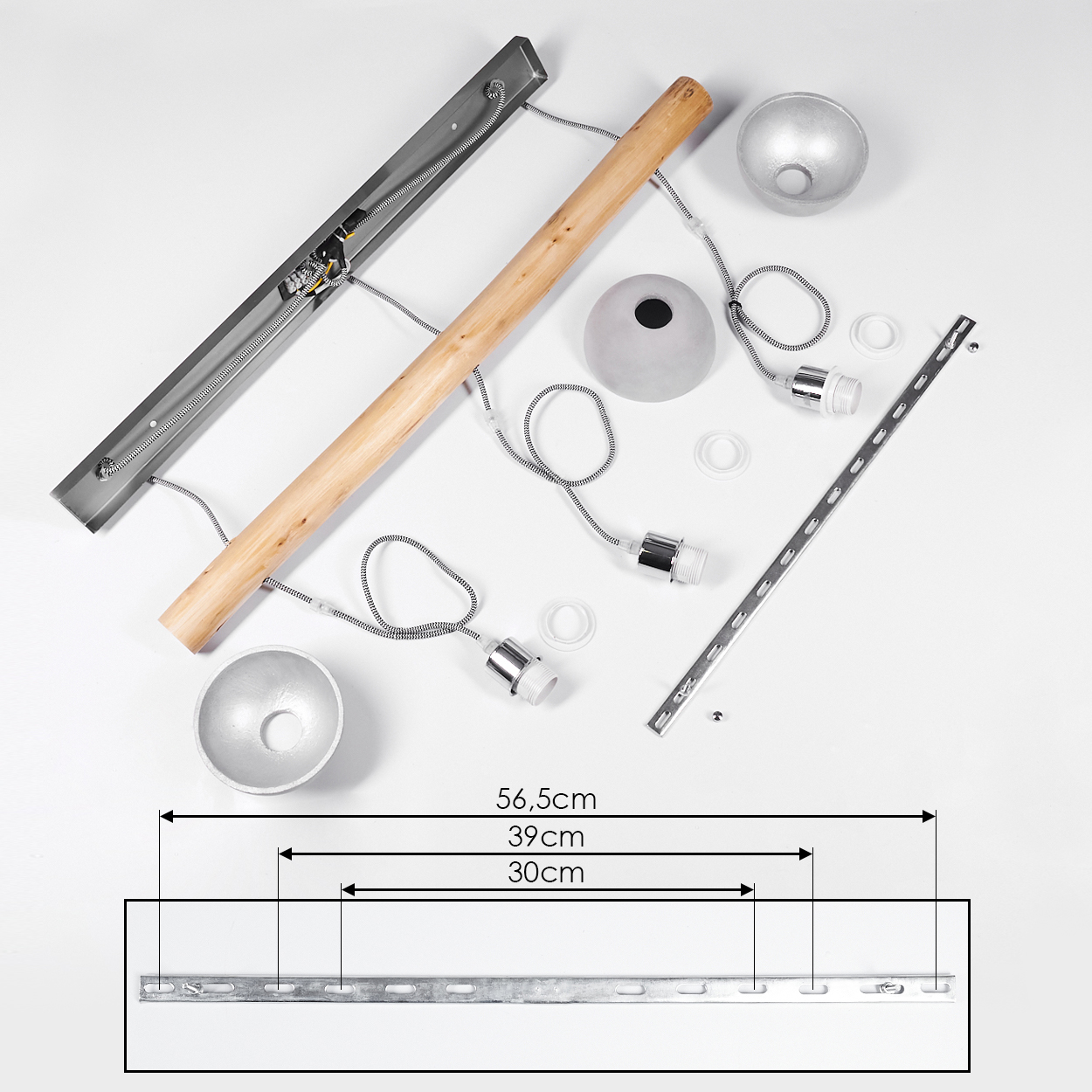 Lampenteile: Metallträger, Holzstange, Lampenschirme, Fassungen, Kabel, Ringe.