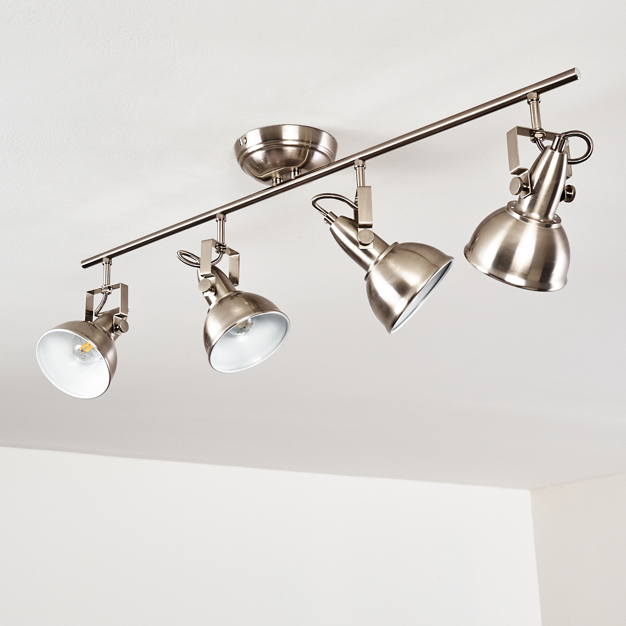 Ein silberner Deckenstrahler mit vier verstellbaren Lampen.