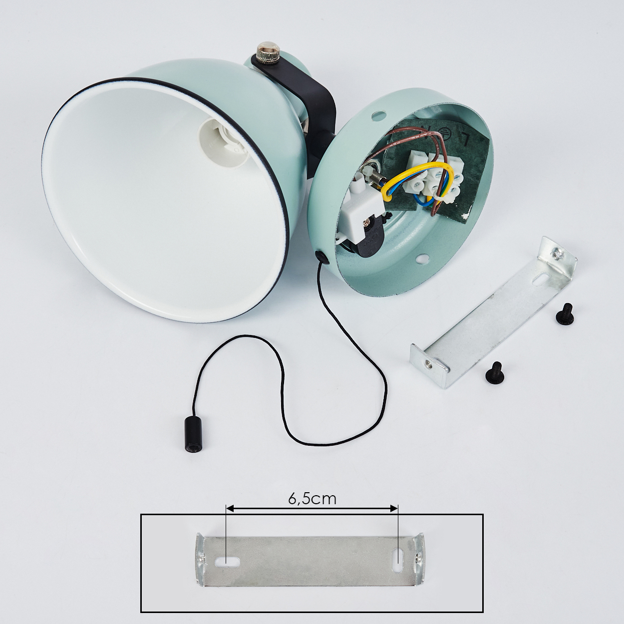 Ein zerlegter mintgrüner Lampenschirm mit Kabel und Montagehalterung.