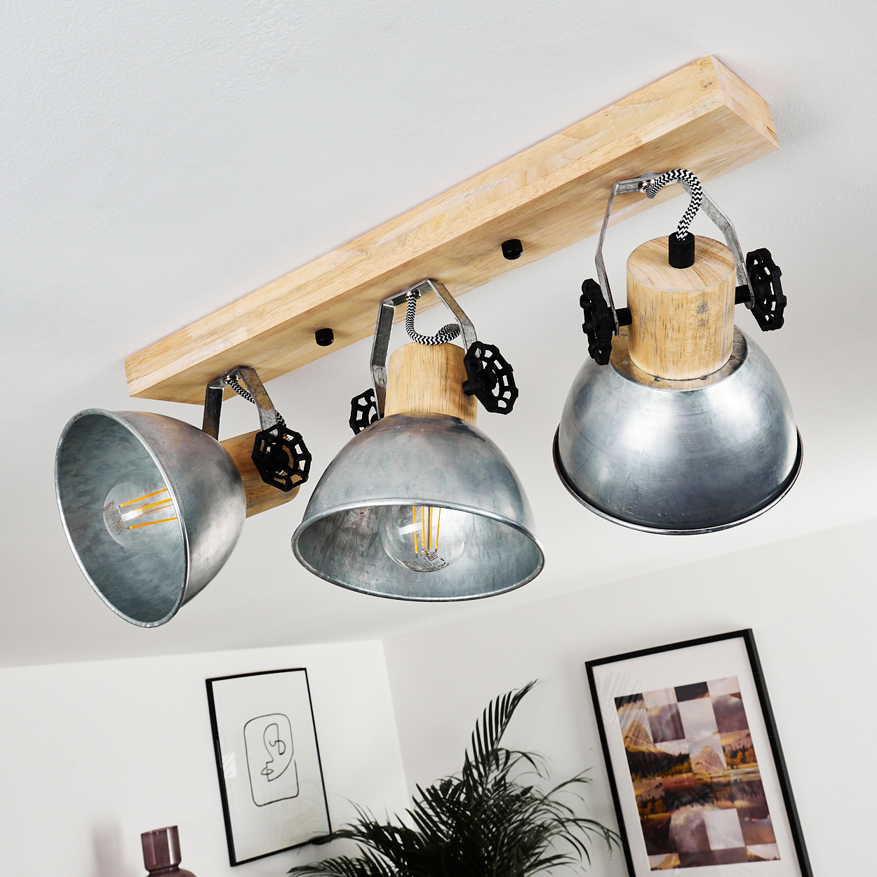 Deckenleuchte aus Holz mit drei Metallschirmen und schwarzen Akzenten.