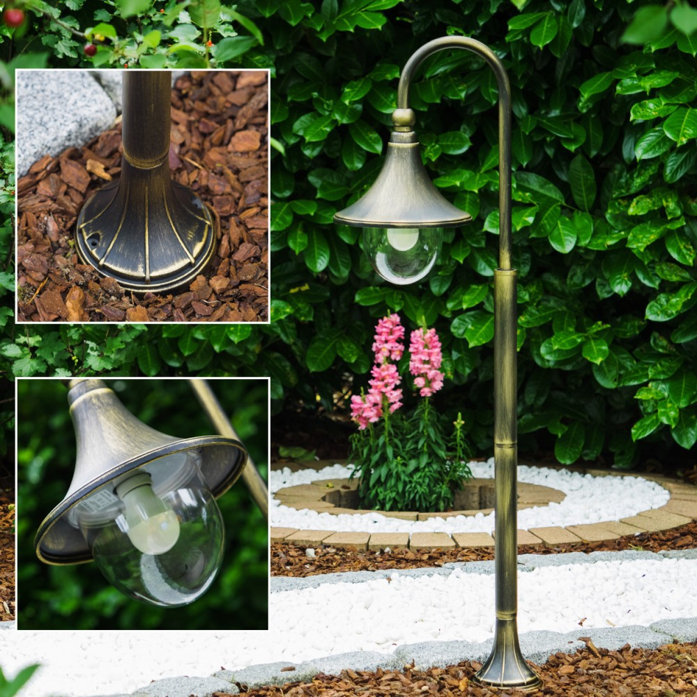 Antiker Gartenlichtmast mit Glasglocke und pinken Blumen.