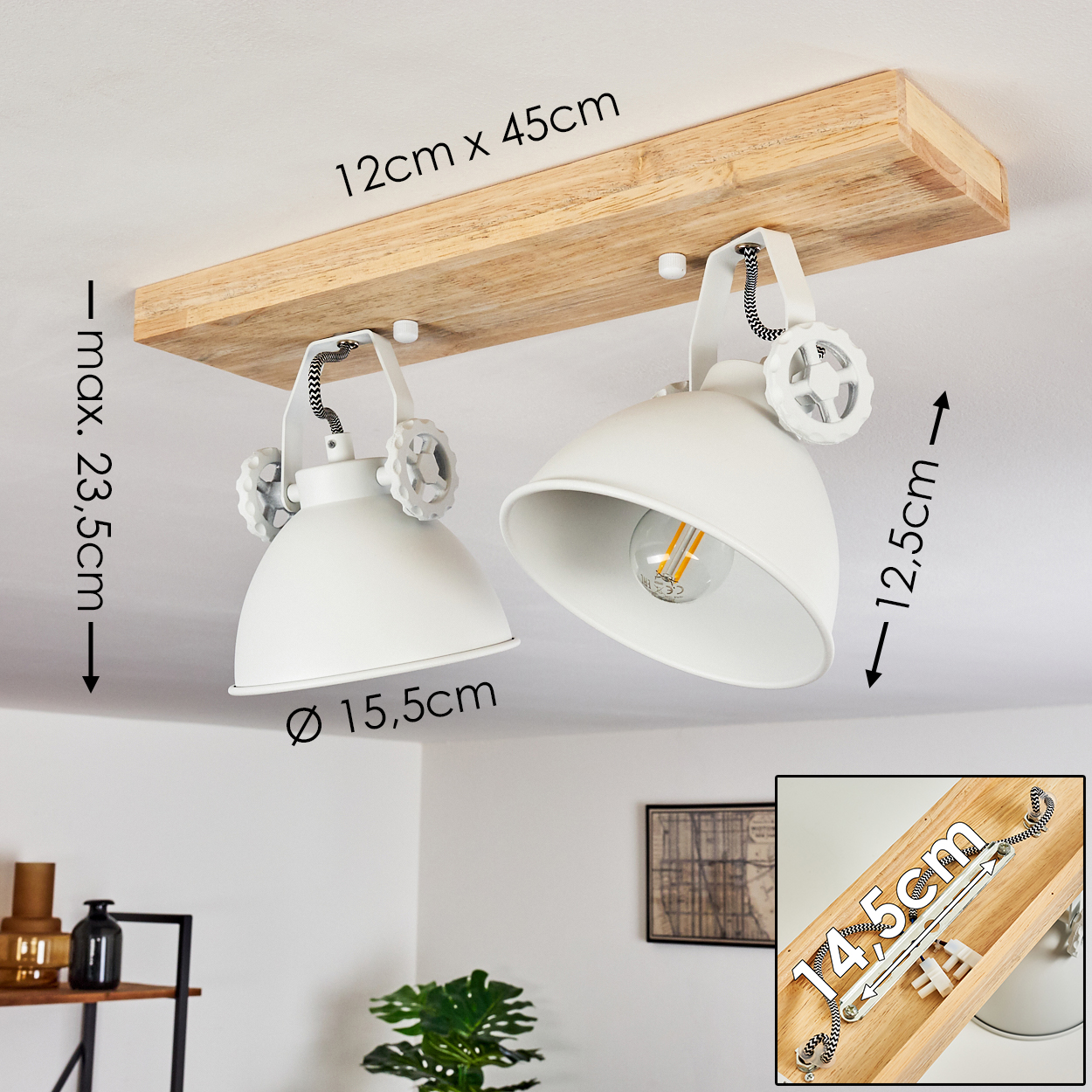 Zwei weiße Lampenschirme hängen an einem Holzbrett an der Decke.