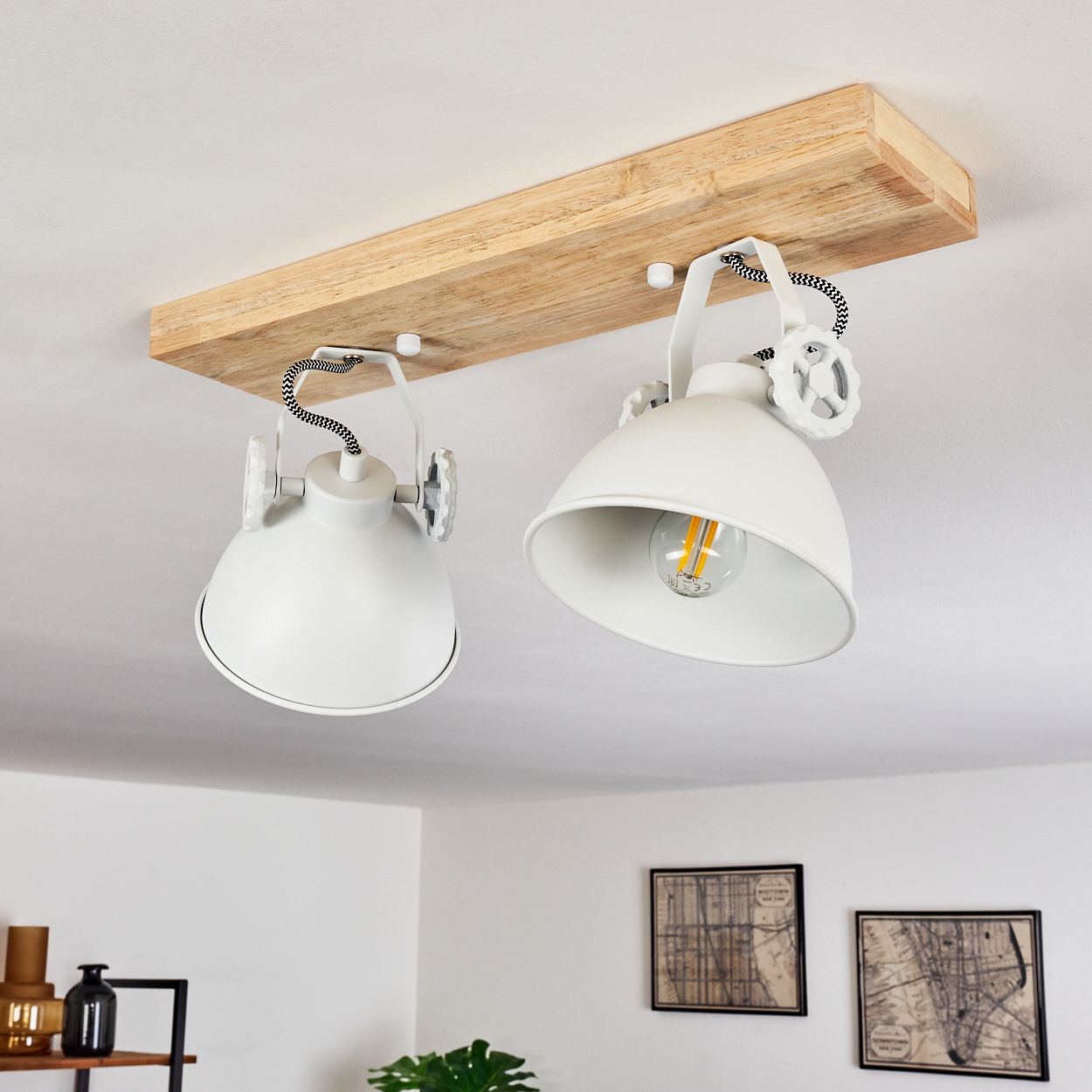 Zwei weiße Pendelleuchten mit Holzdekor an der Decke.
