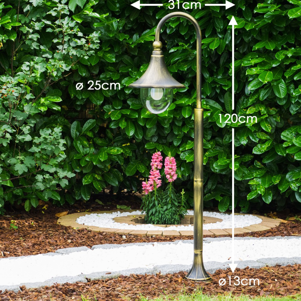 Gartenlampe mit Maßangaben: H 120cm, B 31cm, D 25cm/13cm. Vor grünem Laub.
