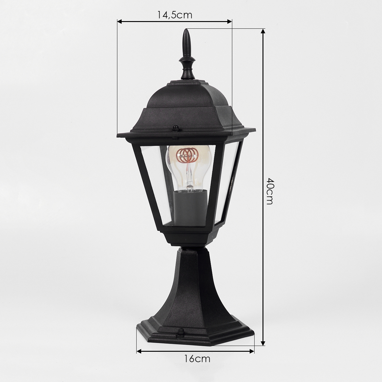 Schwarze Laterne mit Glühbirne, H:40cm, B:14,5cm, T:16cm.