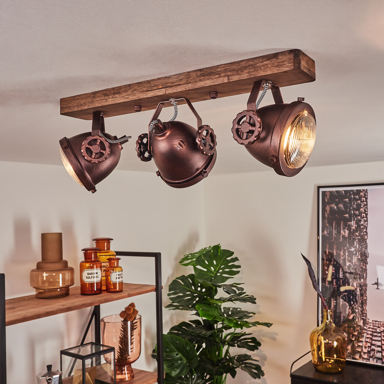 Deckenleuchte mit drei kupferfarbenen Strahlern im Industrie-Design an einem Holzbalken.