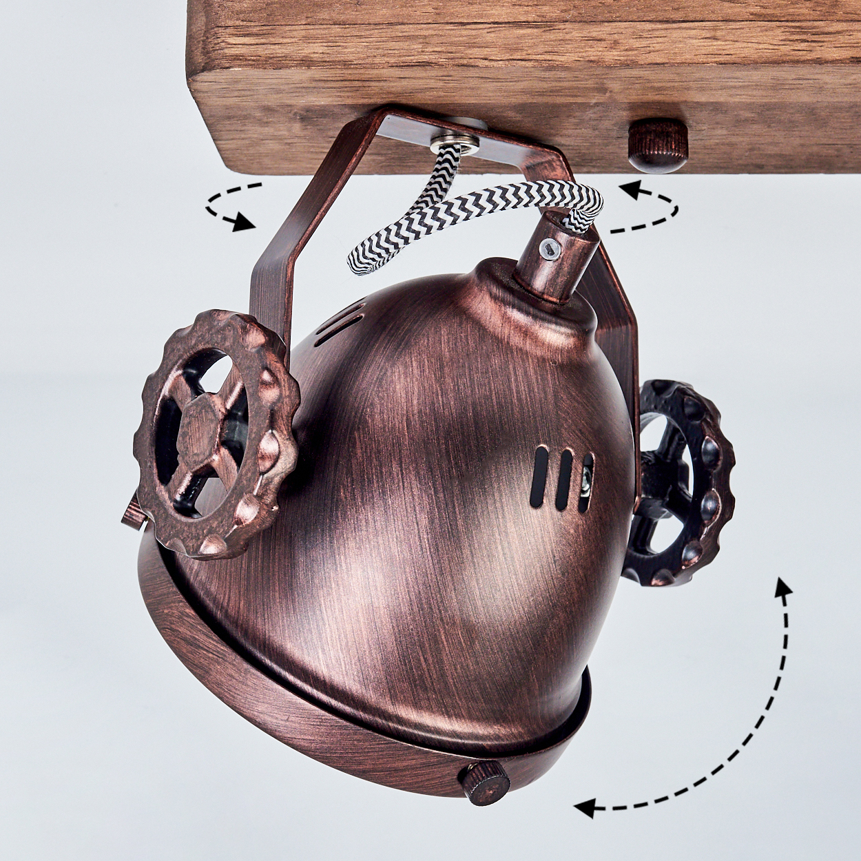Eine kupferfarbene Lampe mit Zahnrad-Akzenten hängt an einem Holzbrett.