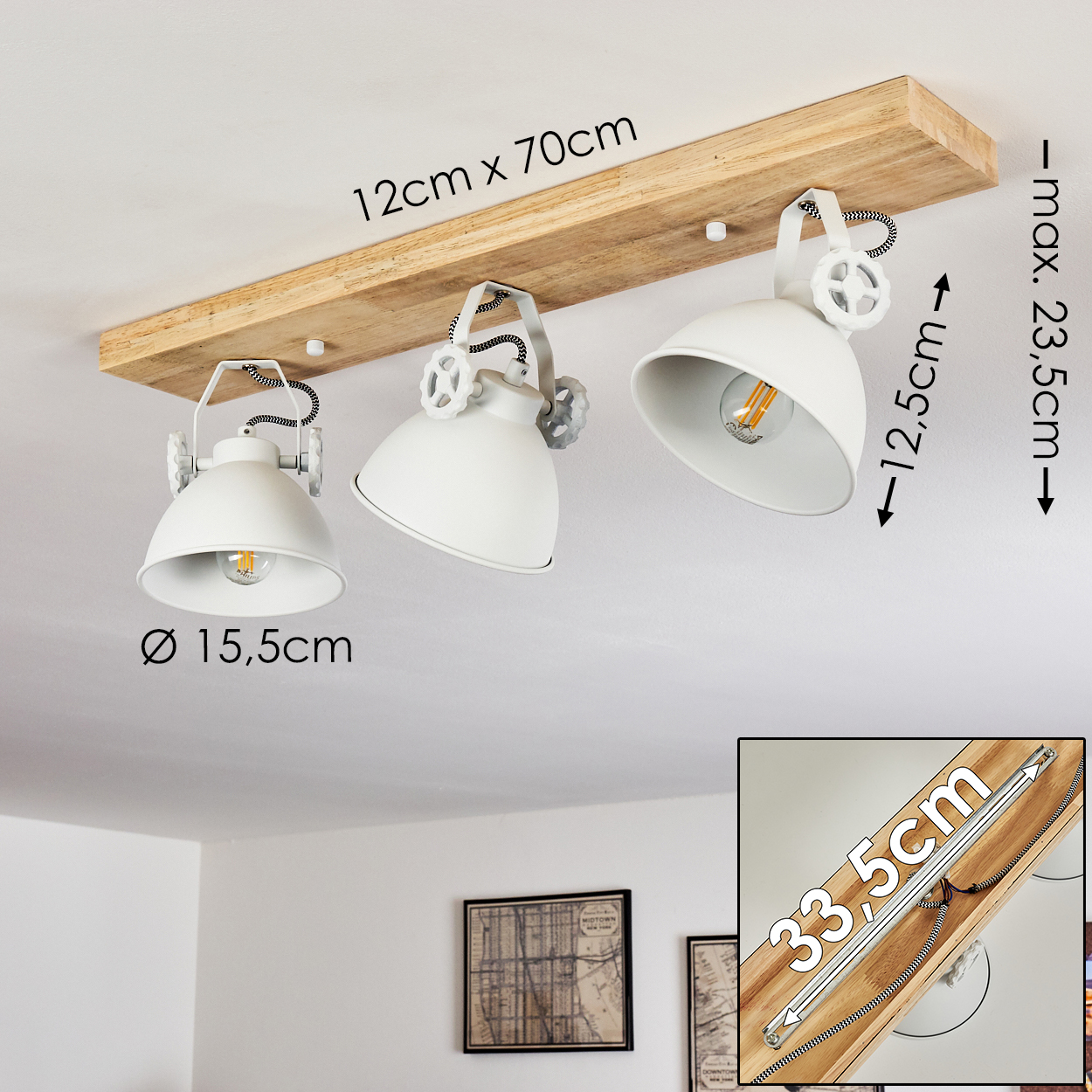 Weiße Deckenlampe mit drei Schirmen auf Holzbrett, Maße angegeben.