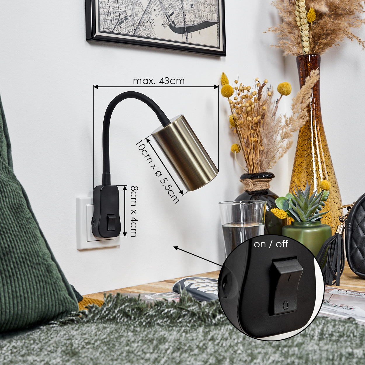 Eine goldene Schreibtischlampe mit flexiblem Arm und Ein-/Ausschalter ist an der Wand montiert.