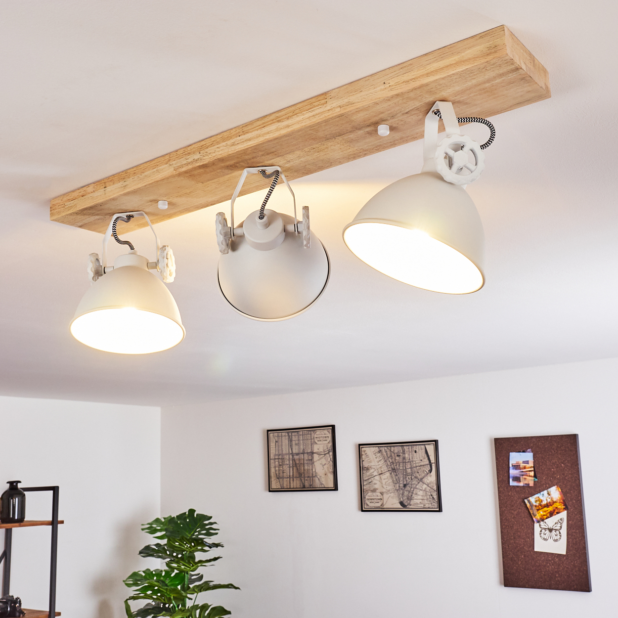 Deckenleuchte mit Holzträger und drei weißen Lampenschirmen, die nach unten leuchten.