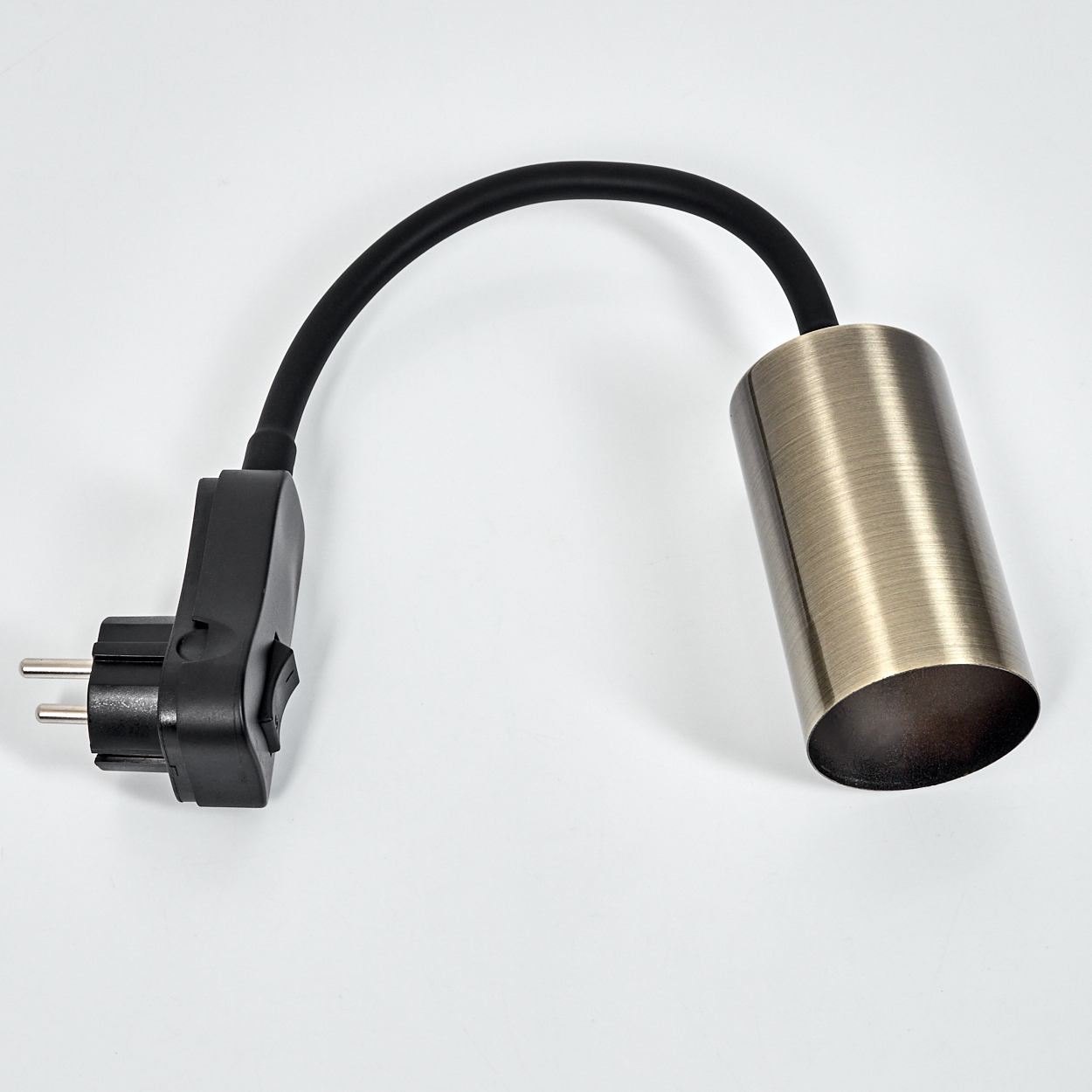 Ein schwarzer Stecker mit Schalter und einem bronzefarbenen Lampenschirm.