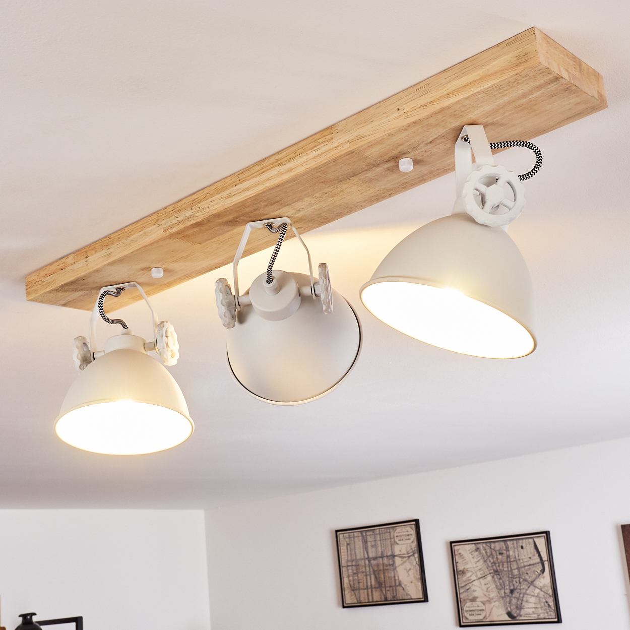 Eine Deckenleuchte mit Holzbalken und drei weißen, kuppelförmigen Lampen.