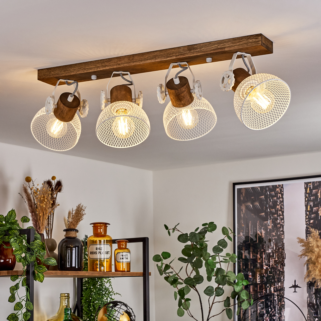 Holzdecke mit vier weißen Lampenschirmen und Holzakzenten.