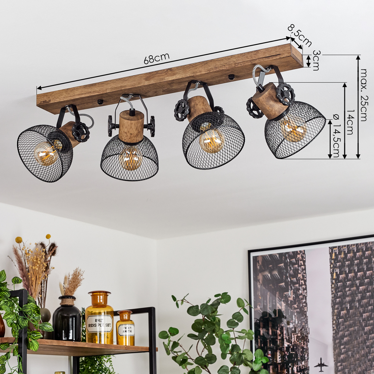 Eine Deckenleuchte mit Holzträger und vier schwarzen Lampenschirmen aus Gittermetall.