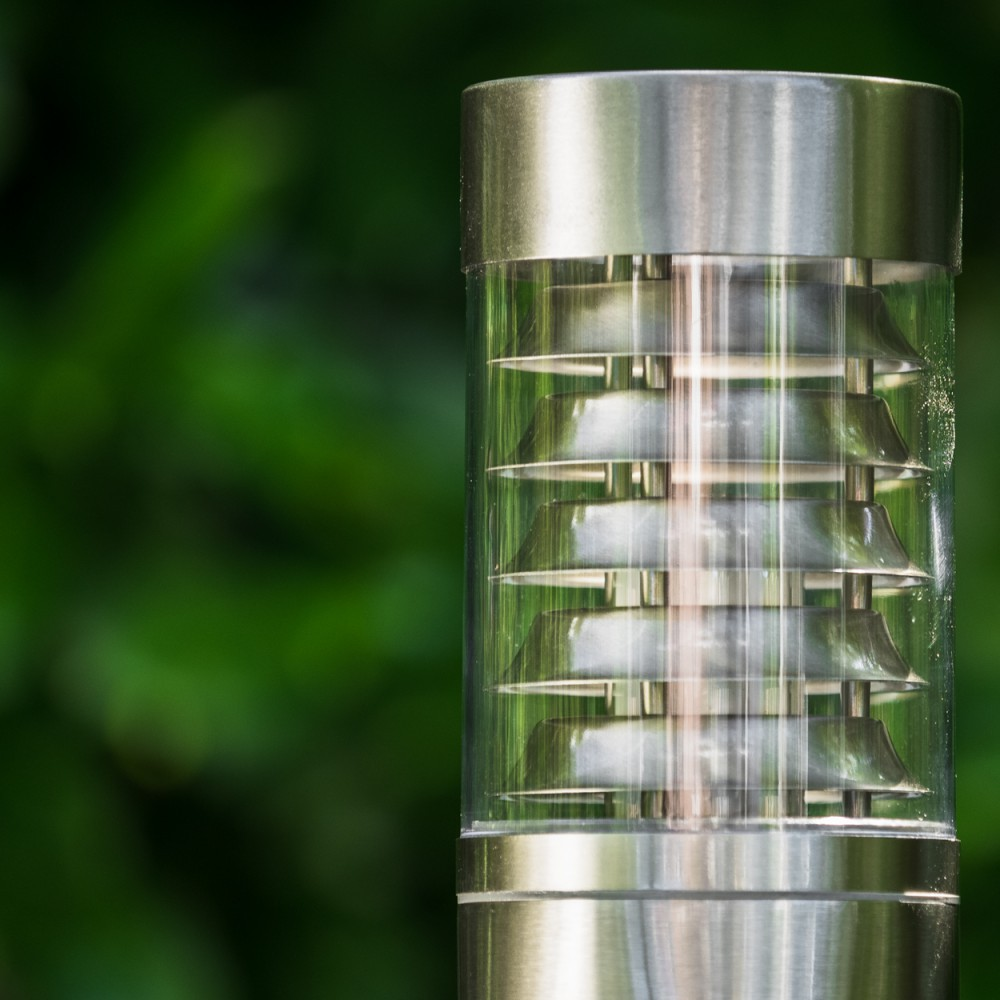Eine moderne Gartenleuchte aus Metall und Glas mit mehreren Ebenen.