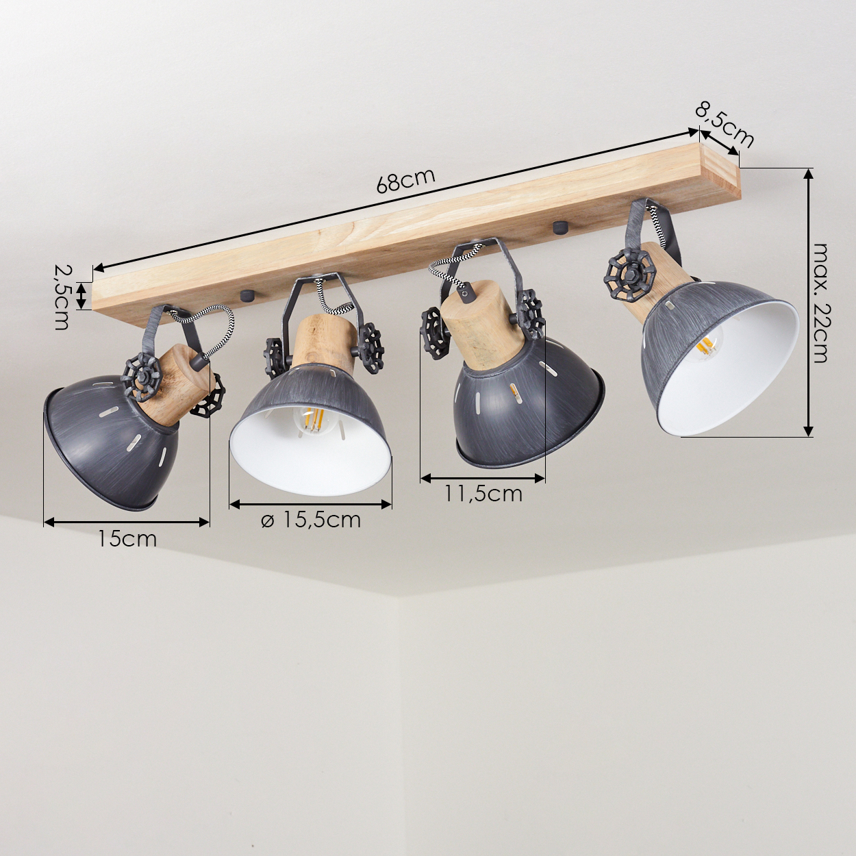 Eine Deckenleuchte mit vier verstellbaren Spots auf einem Holzsockel.