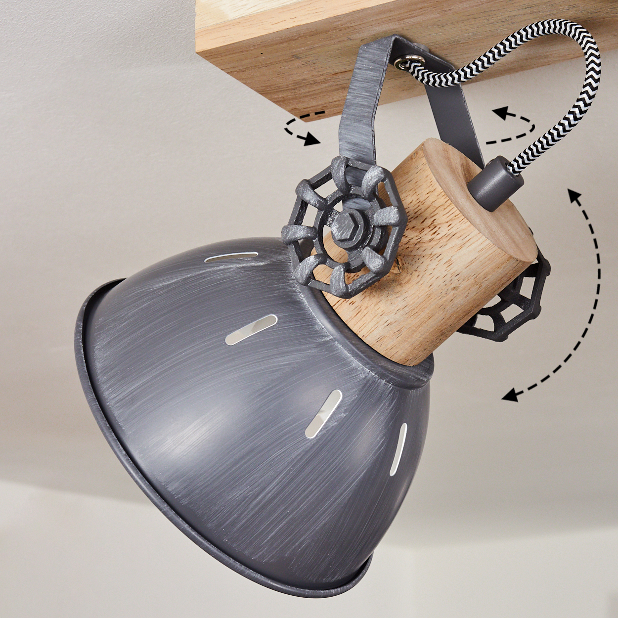 Grauer Lampenschirm mit Holzdetail, an Holzdecke montiert.